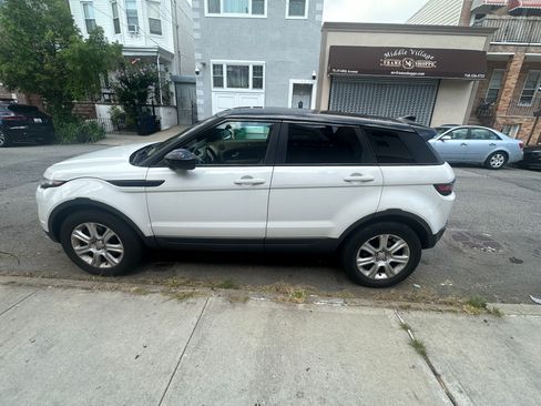 Used 2017 Land Rover Range Rover Evoque SE AWD/4WD image 4