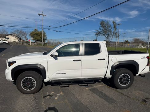 Used 2024 Toyota Tacoma TRD Off-Road image 6