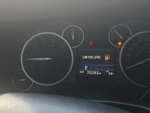 Used 2016 Toyota Tundra SR5 image 4