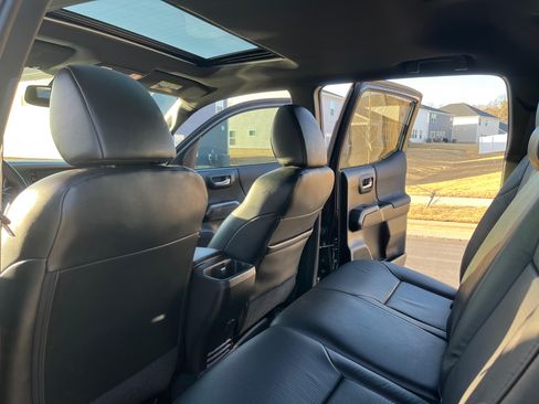 Used 2021 Toyota Tacoma TRD Sport w/ TRD Premium Sport Package image 18