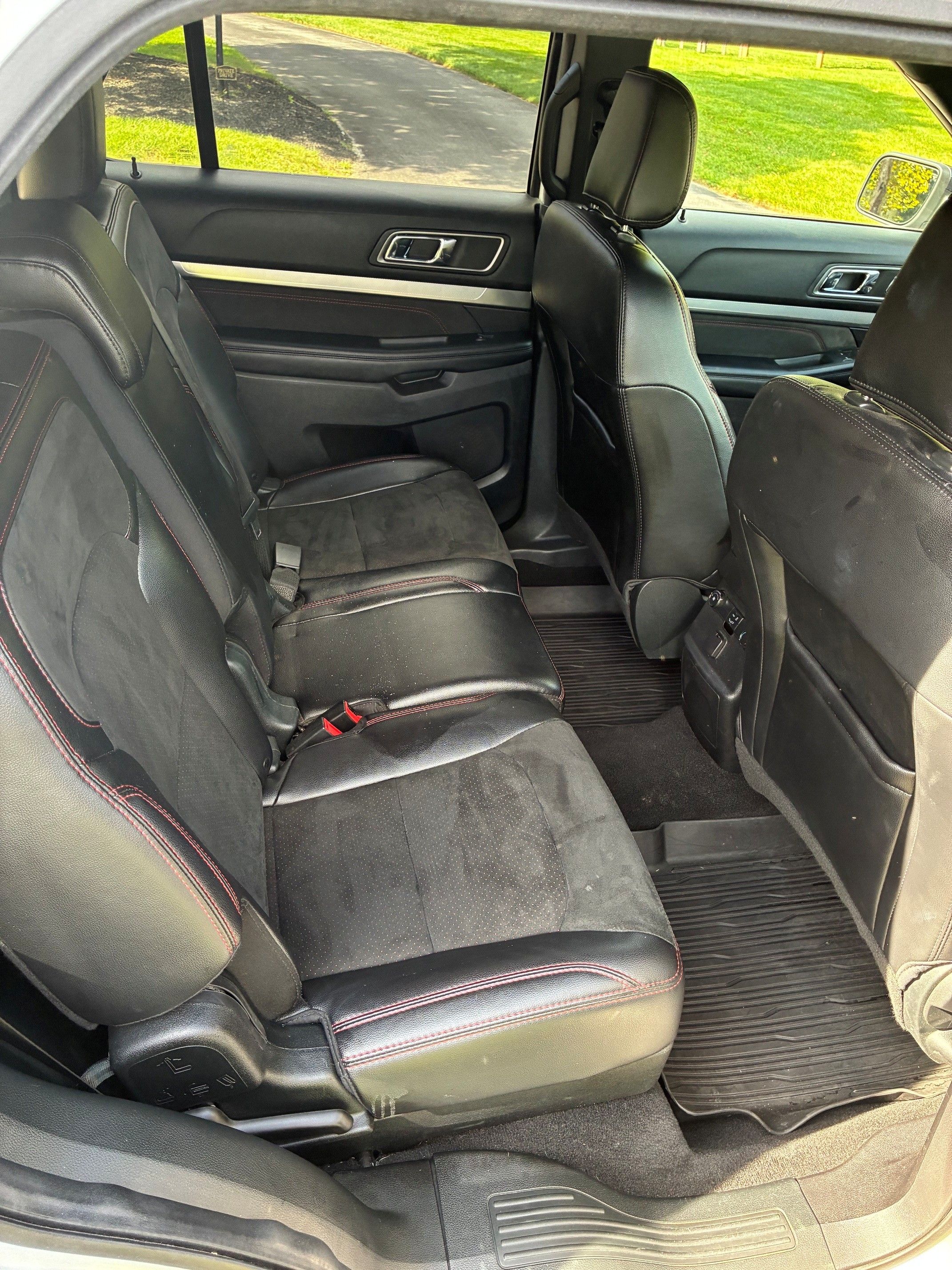 Used 2019 Ford Explorer XLT w/ Equipment Group 202A AWD/4WD image 12