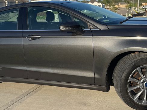 Used 2017 Ford Fusion SE w/ Fusion SE Technology Package image 1