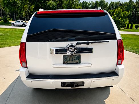 Used 2011 Cadillac Escalade Premium AWD/4WD image 8