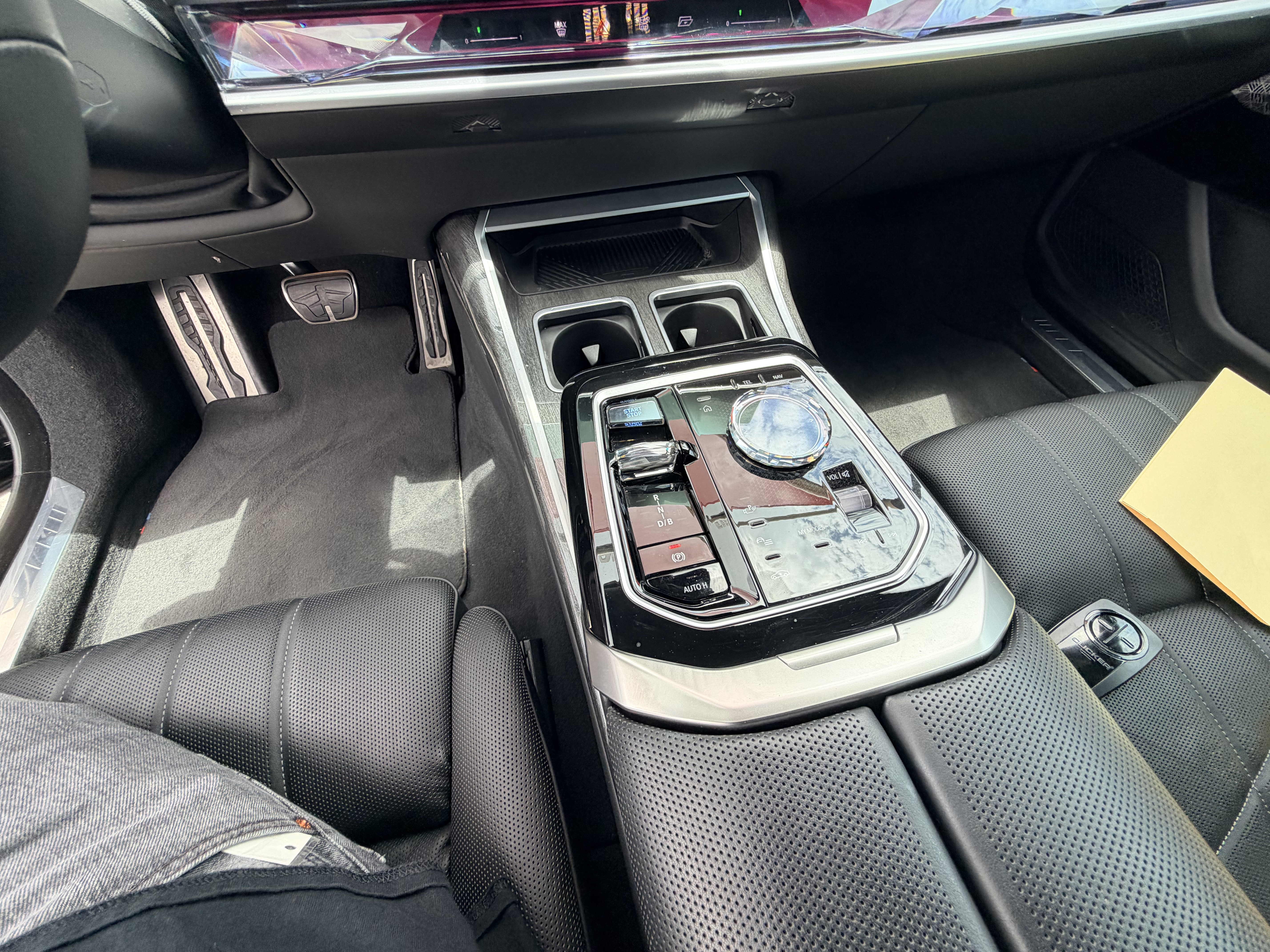 Used 2023 BMW i7 xDrive60 AWD/4WD image 17