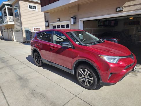 Used 2018 Toyota RAV4 LE w/ All Weather Liner Package image 5