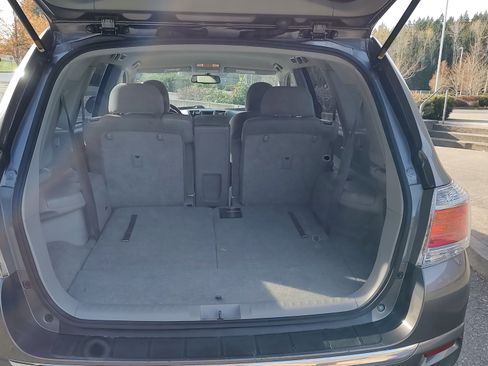 Used 2012 Toyota Highlander Hybrid w/ Cold Weather Pkg image 6