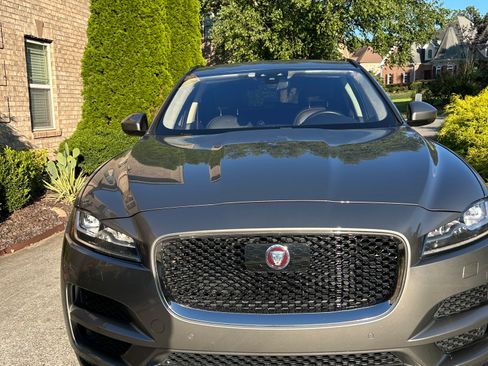 Used 2019 Jaguar F-PACE Prestige AWD/4WD image 2