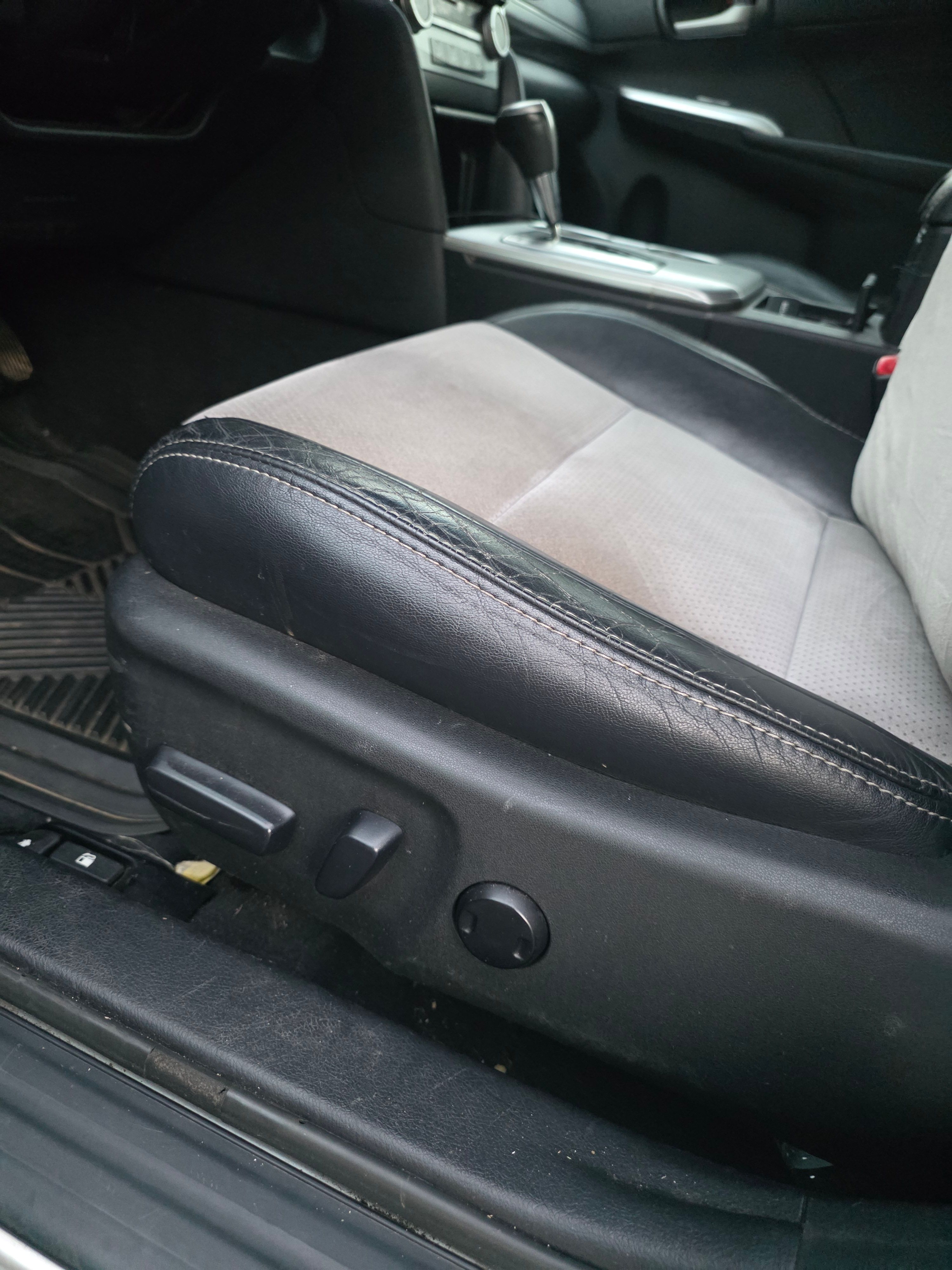 Used 2013 Toyota Camry SE w/ Leather Pkg FWD image 16