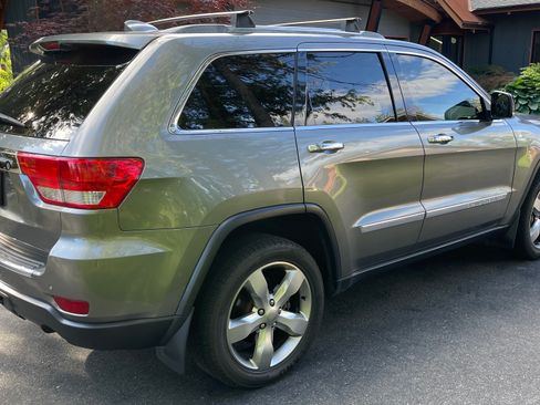 Used 2012 Jeep Grand Cherokee Overland AWD/4WD image 9