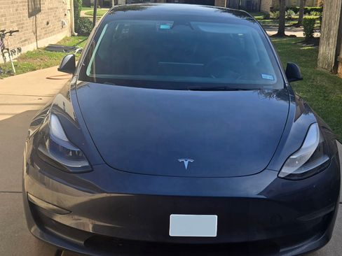 Used 2023 Tesla Model 3 Standard Range image 1