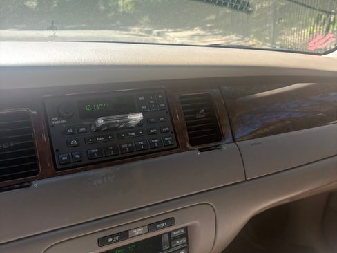 Used 2002 Lincoln Town Car Signature RWD image 11