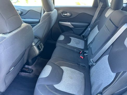 Used 2018 Jeep Cherokee Latitude FWD image 11