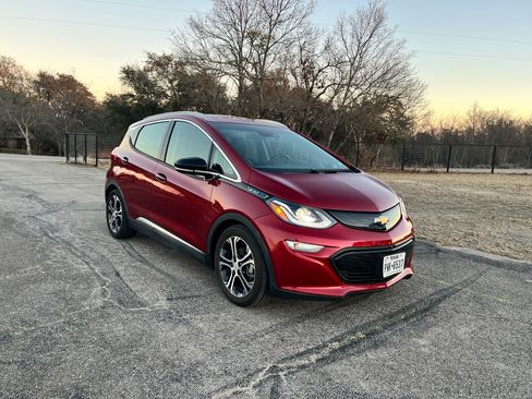 Used 2017 Chevrolet Bolt Premier w/ Driver Confidence II Package image 2