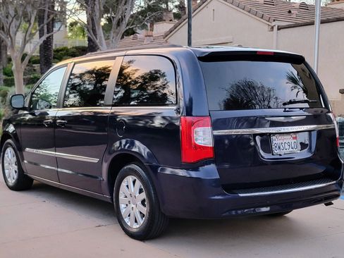 Used 2015 Chrysler Town & Country Touring image 5