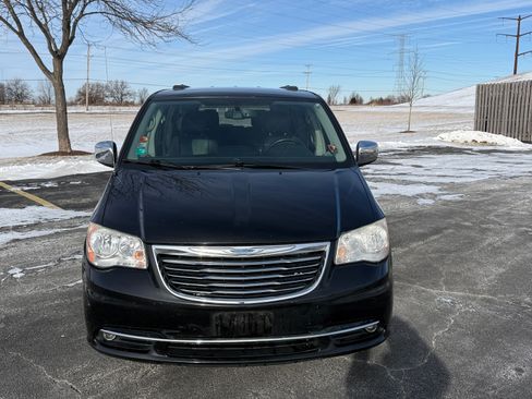 Used 2012 Chrysler Town & Country Touring-L w/ Driver Convenience Group image 2