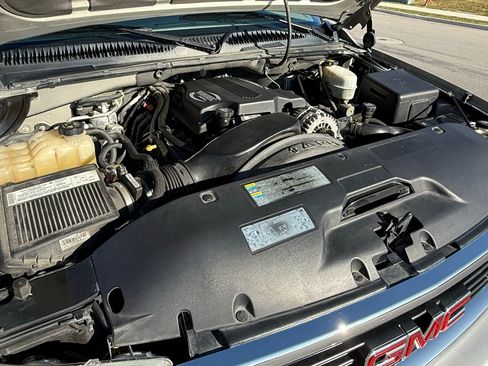 Used 2004 GMC Yukon XL 2500 SLT w/ Preferred Equipment Group image 10