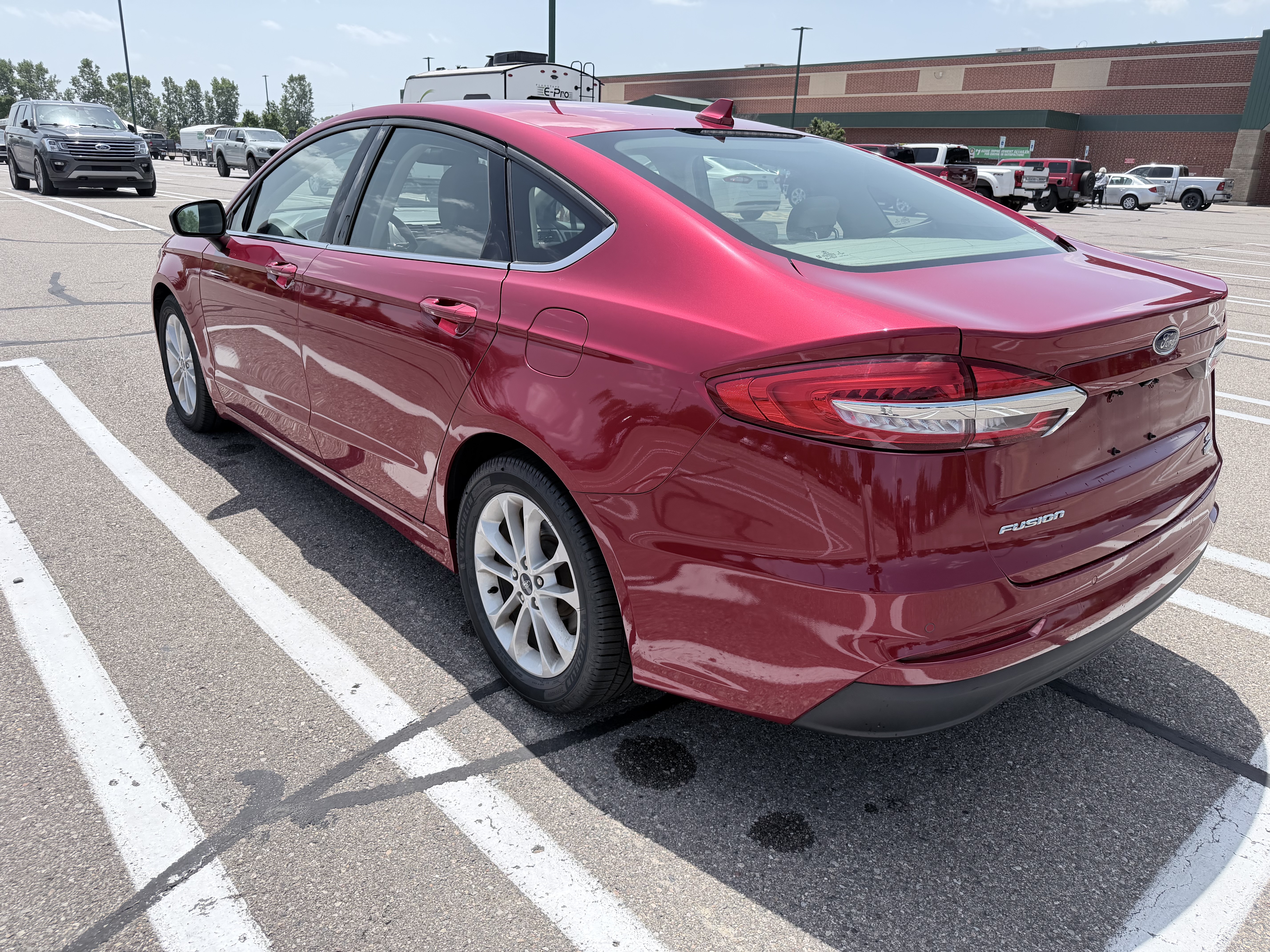 Used 2020 Ford Fusion SE FWD image 2