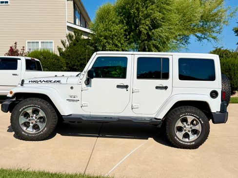 Used 2017 Jeep Wrangler Unlimited Sahara w/ Connectivity Group AWD/4WD image 8