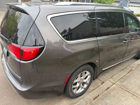 Used 2018 Chrysler Pacifica Limited FWD image 8