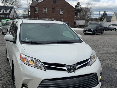 Used 2020 Toyota Sienna XLE Premium image 1