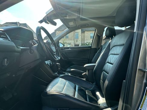 Used 2018 Volkswagen Tiguan SEL Premium image 12