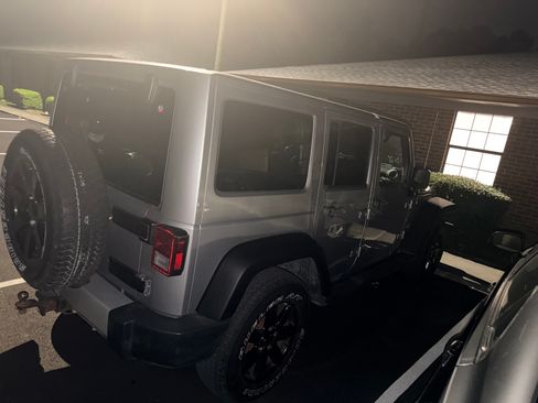 Used 2015 Jeep Wrangler Unlimited Sahara w/ Connectivity Group AWD/4WD image 8