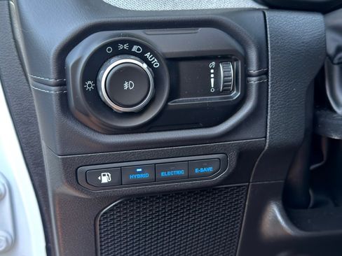 Used 2025 Jeep Wrangler Unlimited Sahara w/ Safety Group image 10