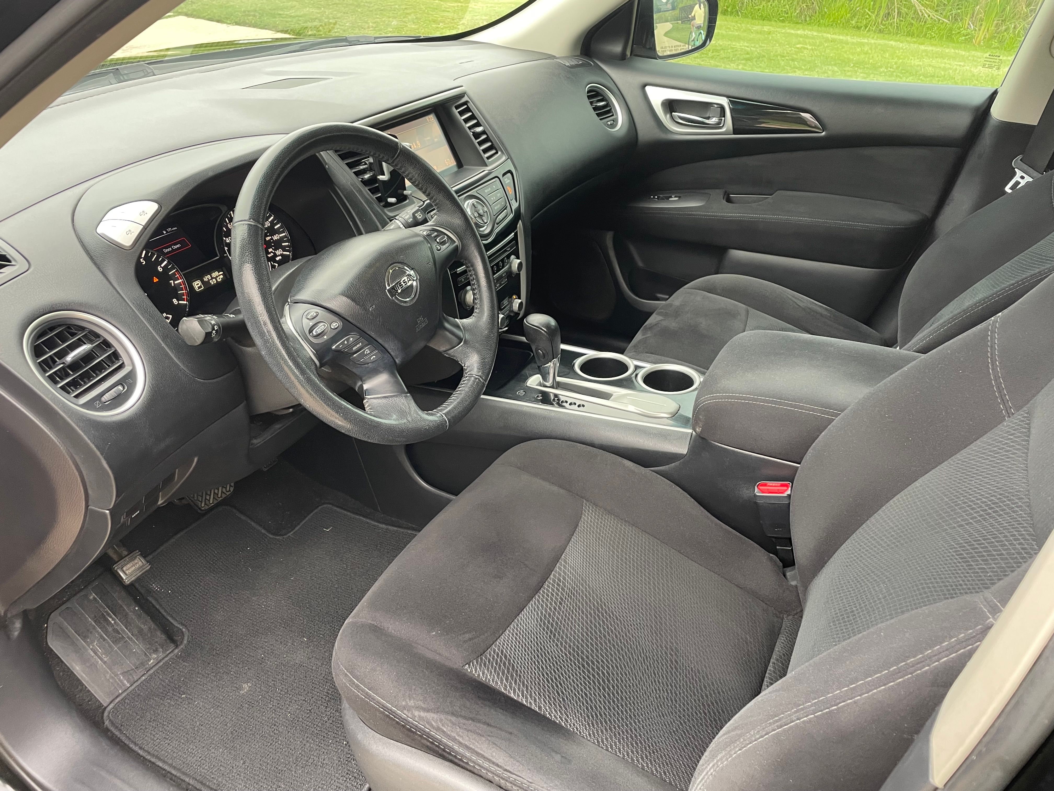 Used 2015 Nissan Pathfinder SV FWD image 2