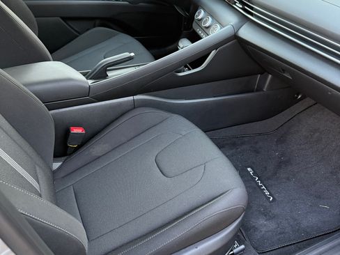 Used 2025 Hyundai Elantra SE image 8
