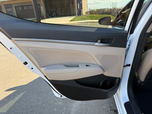 Used 2017 Hyundai Elantra Limited image 22