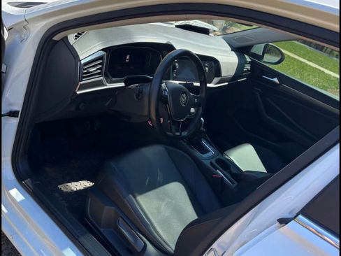 Used 2019 Volkswagen Jetta SEL w/ Cold Weather Package FWD image 4