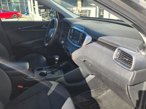 Used 2019 Kia Sorento LX image 8