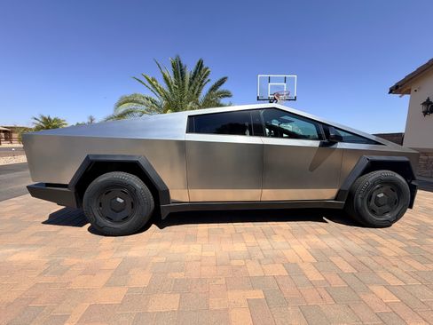 Used 2026 Tesla Cybertruck AWD Crew Cab image 10