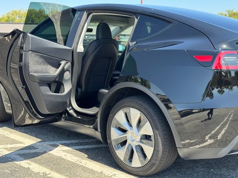 Used 2023 Tesla Model Y Long Range AWD/4WD image 13
