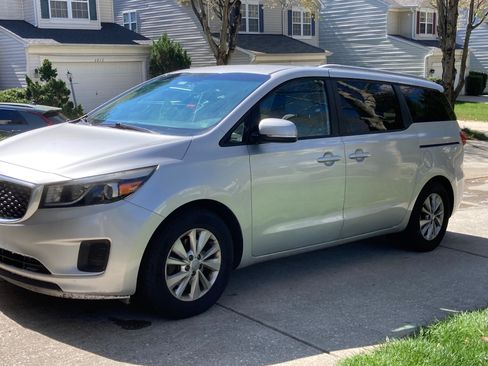Used 2016 Kia Sedona LX w/ LX Convenience Package image 4