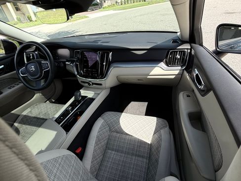 Used 2022 Volvo S60 B5 Momentum image 9