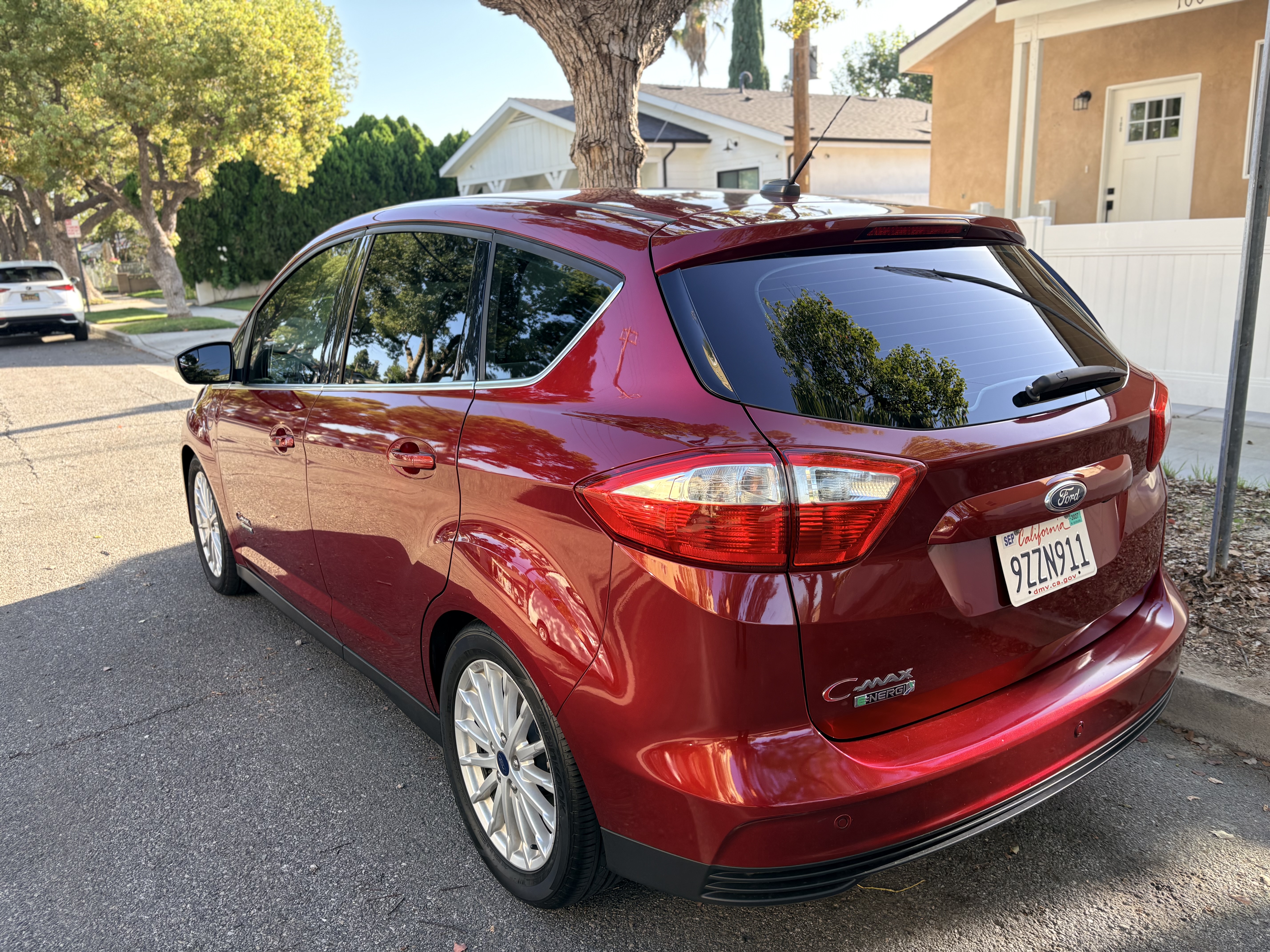 Used 2016 Ford C-MAX Energi SEL w/ Equipment Group 302A FWD image 10