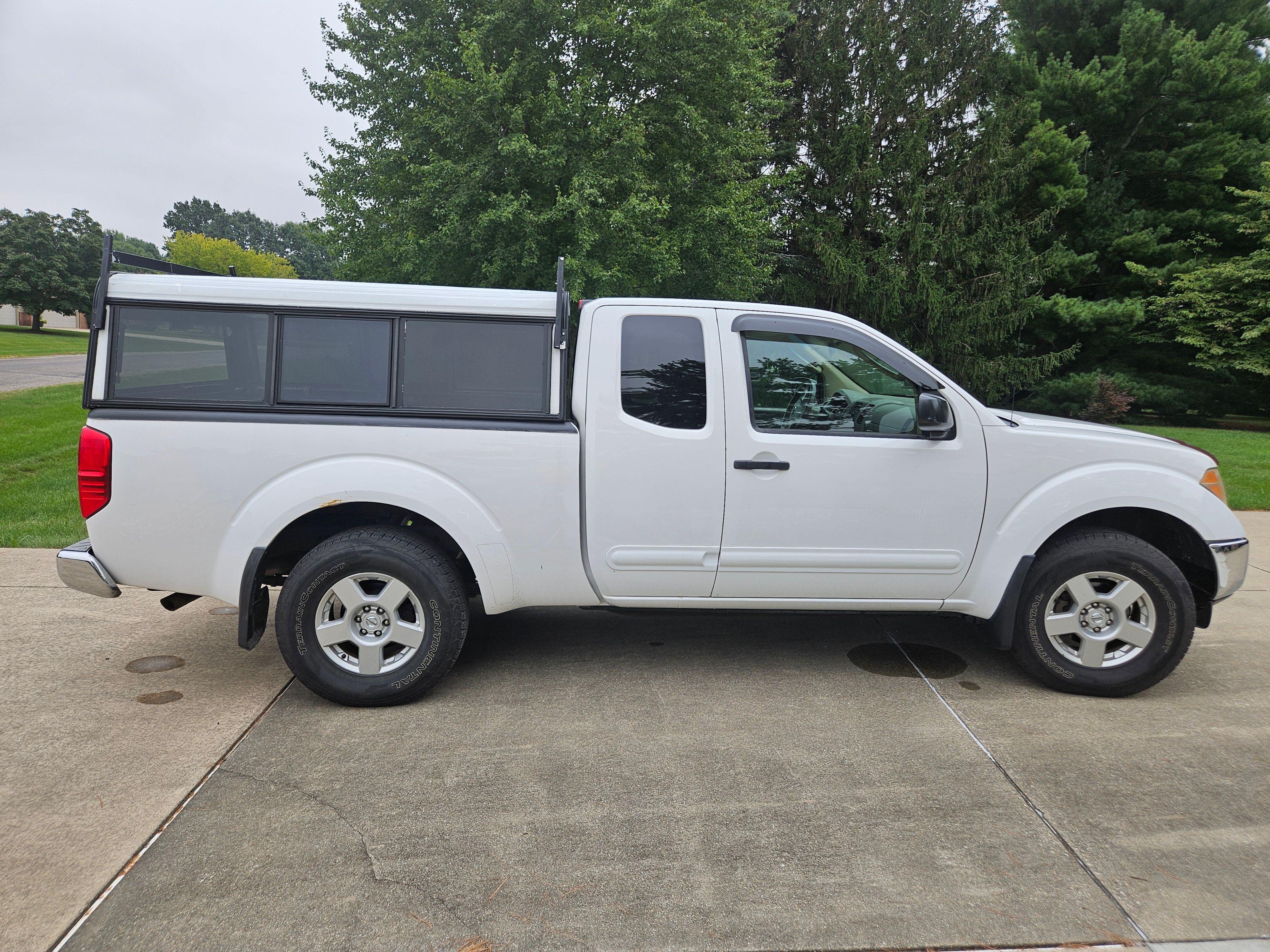 Used 2008 Nissan Frontier SE w/ SE Value Truck Pkg AWD/4WD image 4