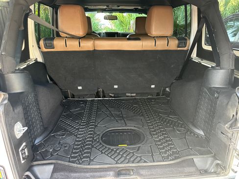Used 2018 Jeep Wrangler Unlimited Sahara w/ Max Tow Package AWD/4WD image 9