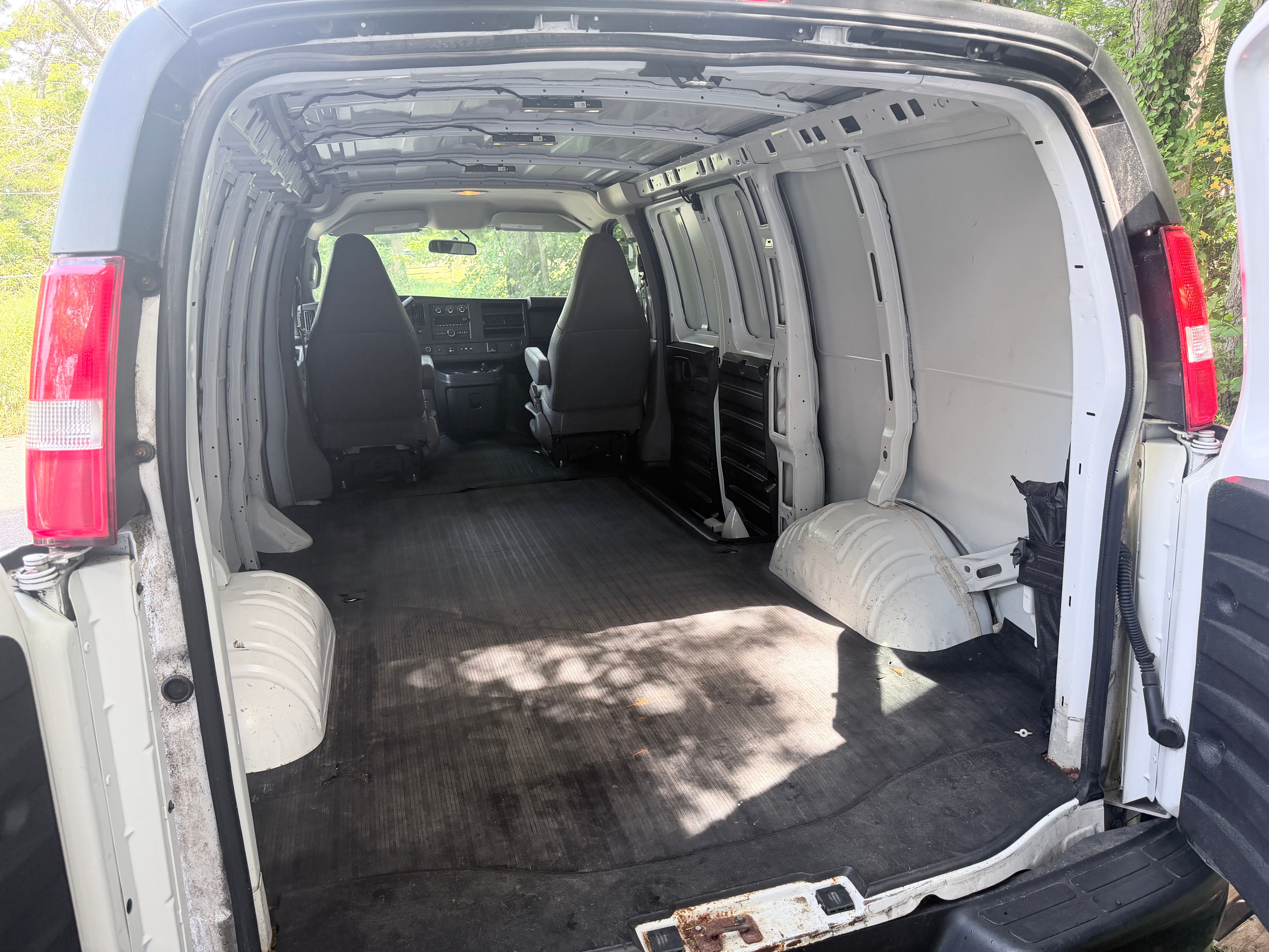 Used 2019 Chevrolet Express 2500 RWD image 11