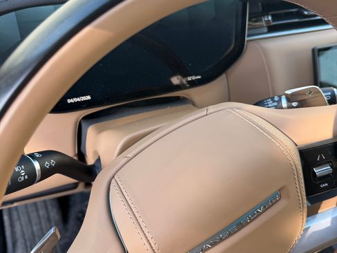 Used 2025 Land Rover Range Rover SE image 6