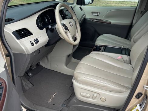 Used 2011 Toyota Sienna XLE image 6