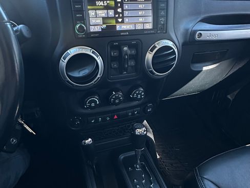 Used 2016 Jeep Wrangler Unlimited Rubicon w/ Connectivity Group image 17