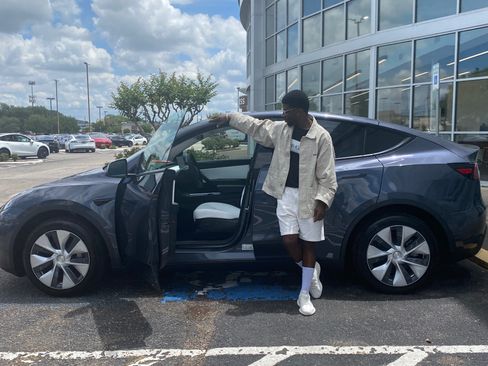 Used 2022 Tesla Model Y Long Range image 10