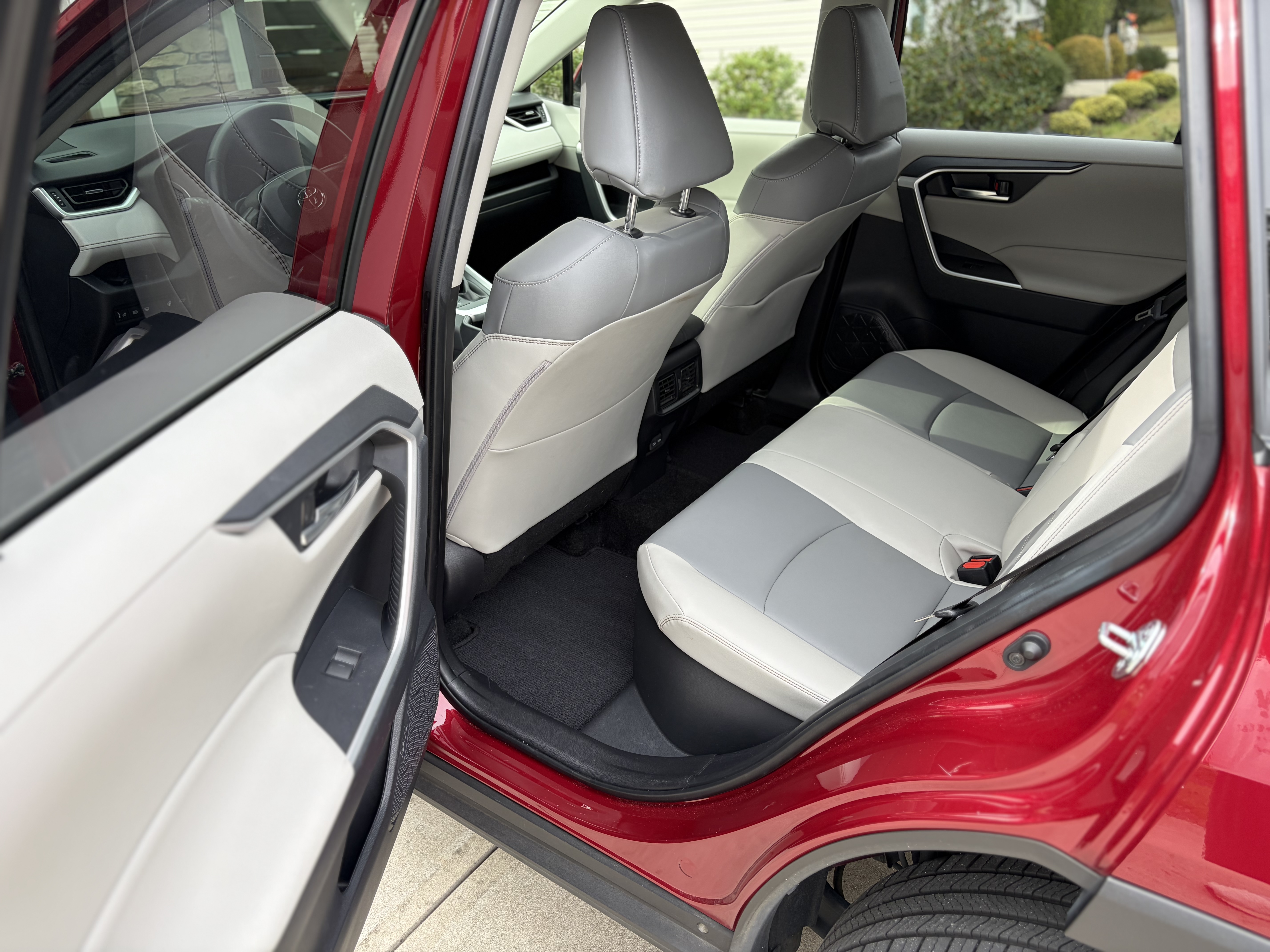 Used 2022 Toyota RAV4 XLE Premium AWD/4WD image 10