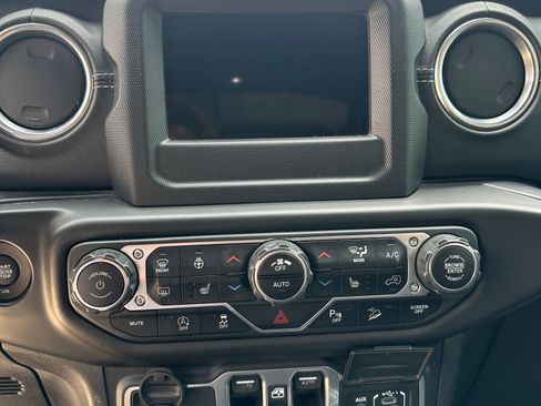 Used 2018 Jeep Wrangler Unlimited Sahara AWD/4WD image 19
