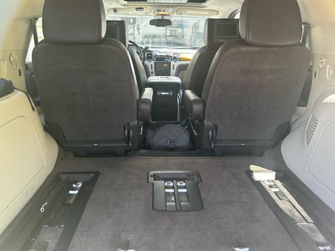 Used 2014 Cadillac Escalade Platinum RWD image 16