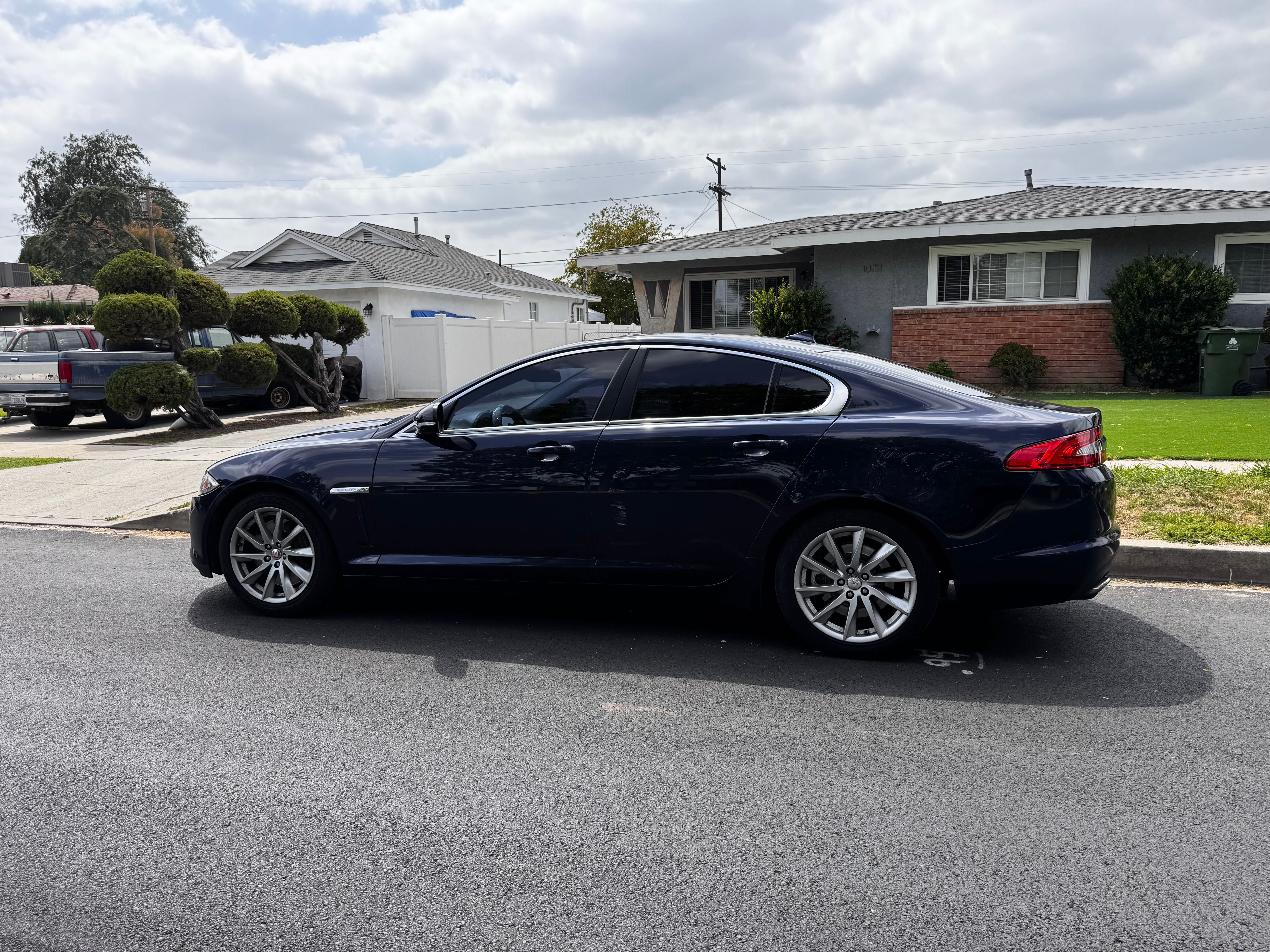 Used 2015 Jaguar XF Premium RWD image 2