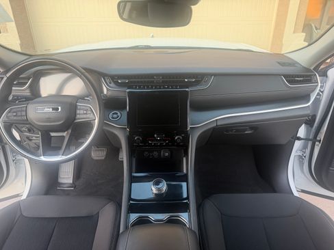 Used 2023 Jeep Grand Cherokee Laredo RWD image 8