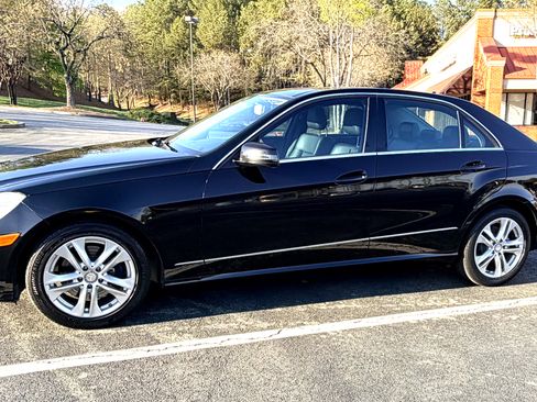 Used 2011 Mercedes-Benz E 350 BlueTEC Sedan image 5